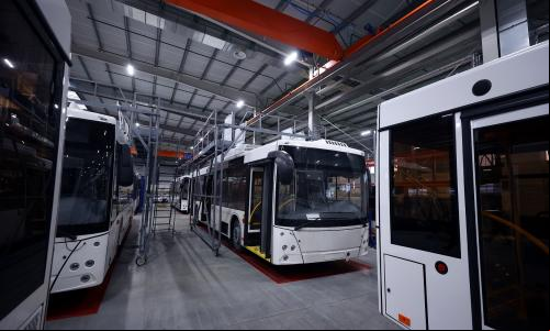 imagem de ônibus elétricos sendo fabricados