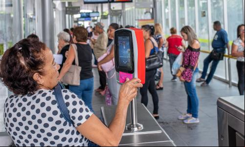 mulher ando cartão em catraca do BRT em Belo Horizonte