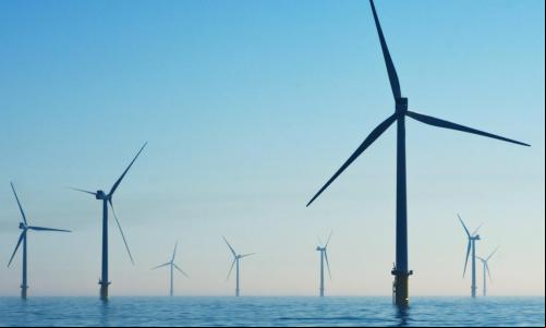 cata ventos de energia eólica com pôr do sol ao fundo