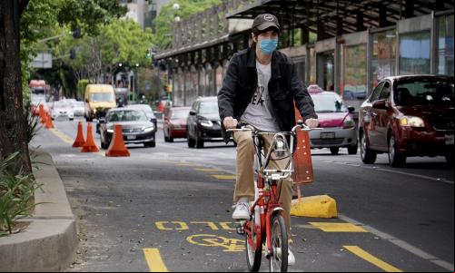 homem pedala em ciclofaixa segregada por trincheiras