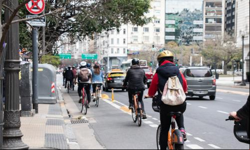 ciclistas em ciclovia em buenos aires