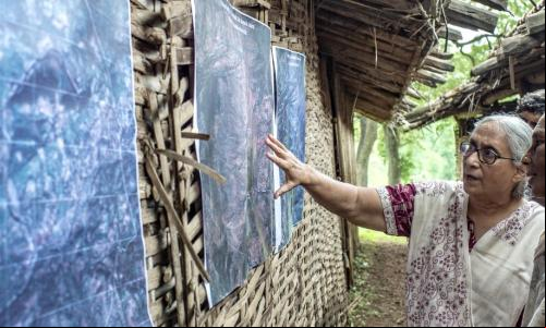líderes comunitárias e mulheres conversam sobre projeto de restauração de paisagens durante planejamento
