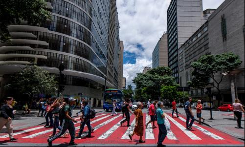 pessoas atravessando a rua em faixa de segurança