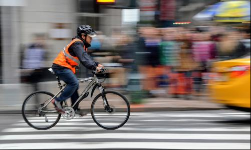homem pedala em rua de nova york