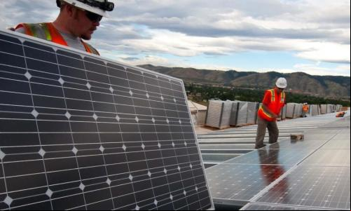 homens trabalham em solar