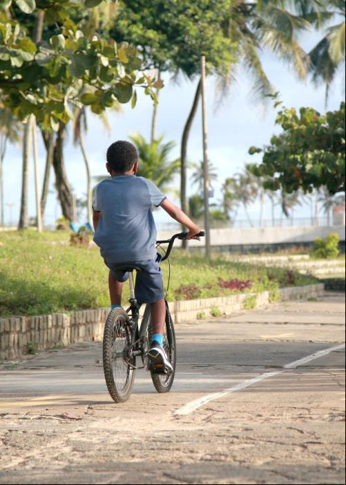 homem e menino andam de bicicleta em parque