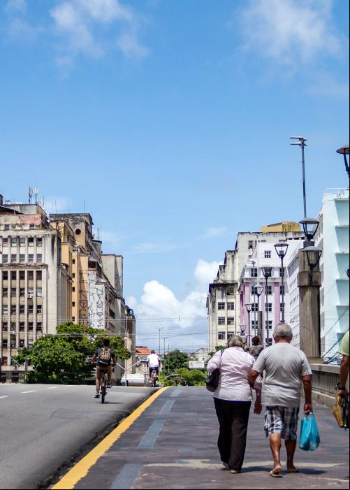 Pessoas caminham em Recife