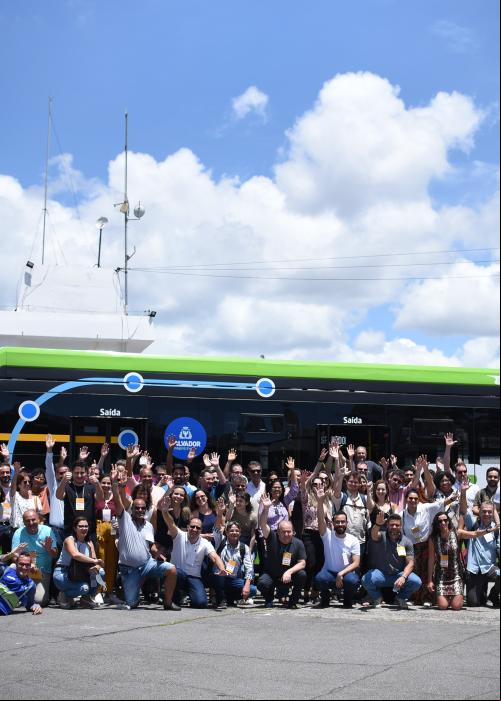 pessoas em frente a ônibus elétrico