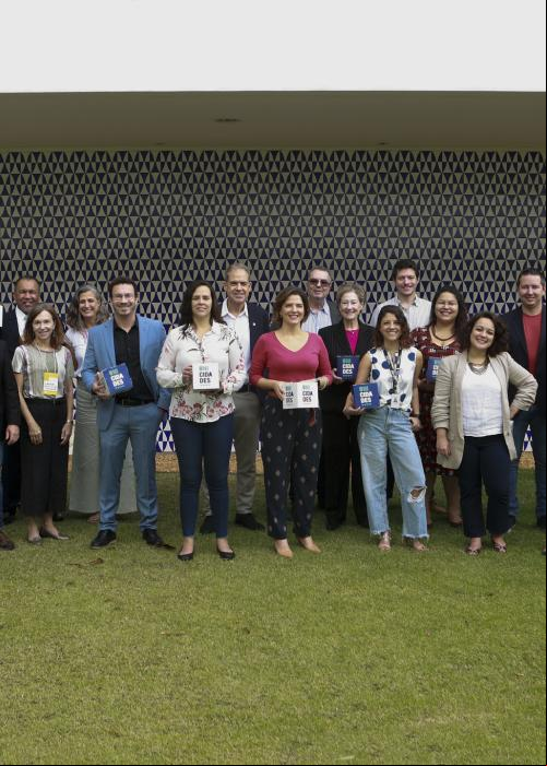 participantes do fórum unicidades posam para foto
